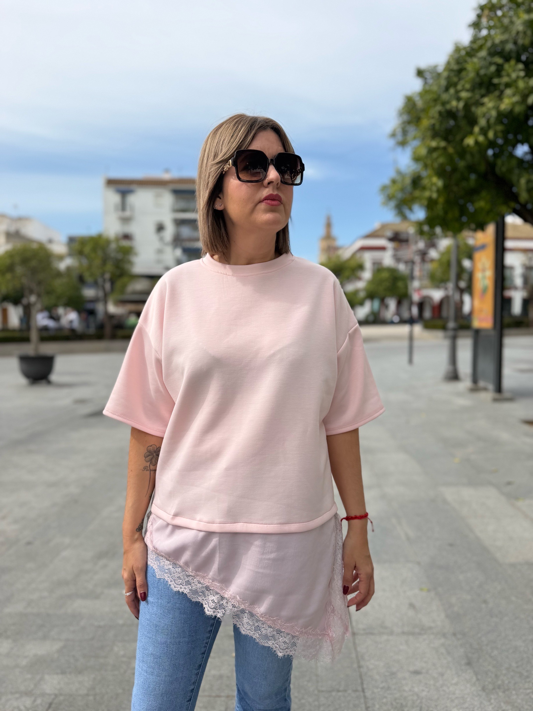 Camiseta desigual encaje rosa. - Imagen 3