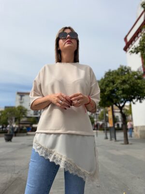 Camiseta desigual encaje beige.