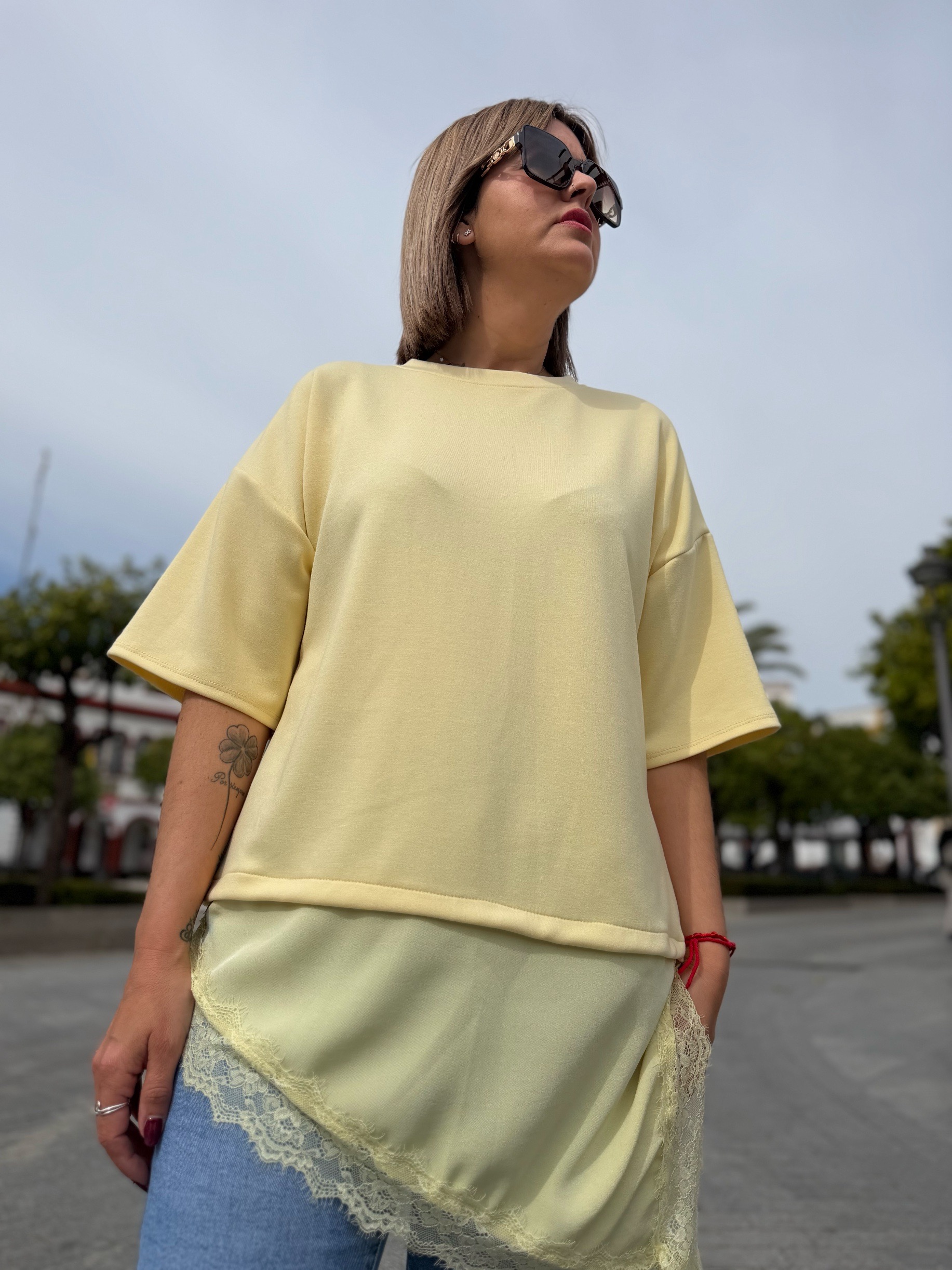 Camiseta desigual encaje amarilla. - Imagen 2