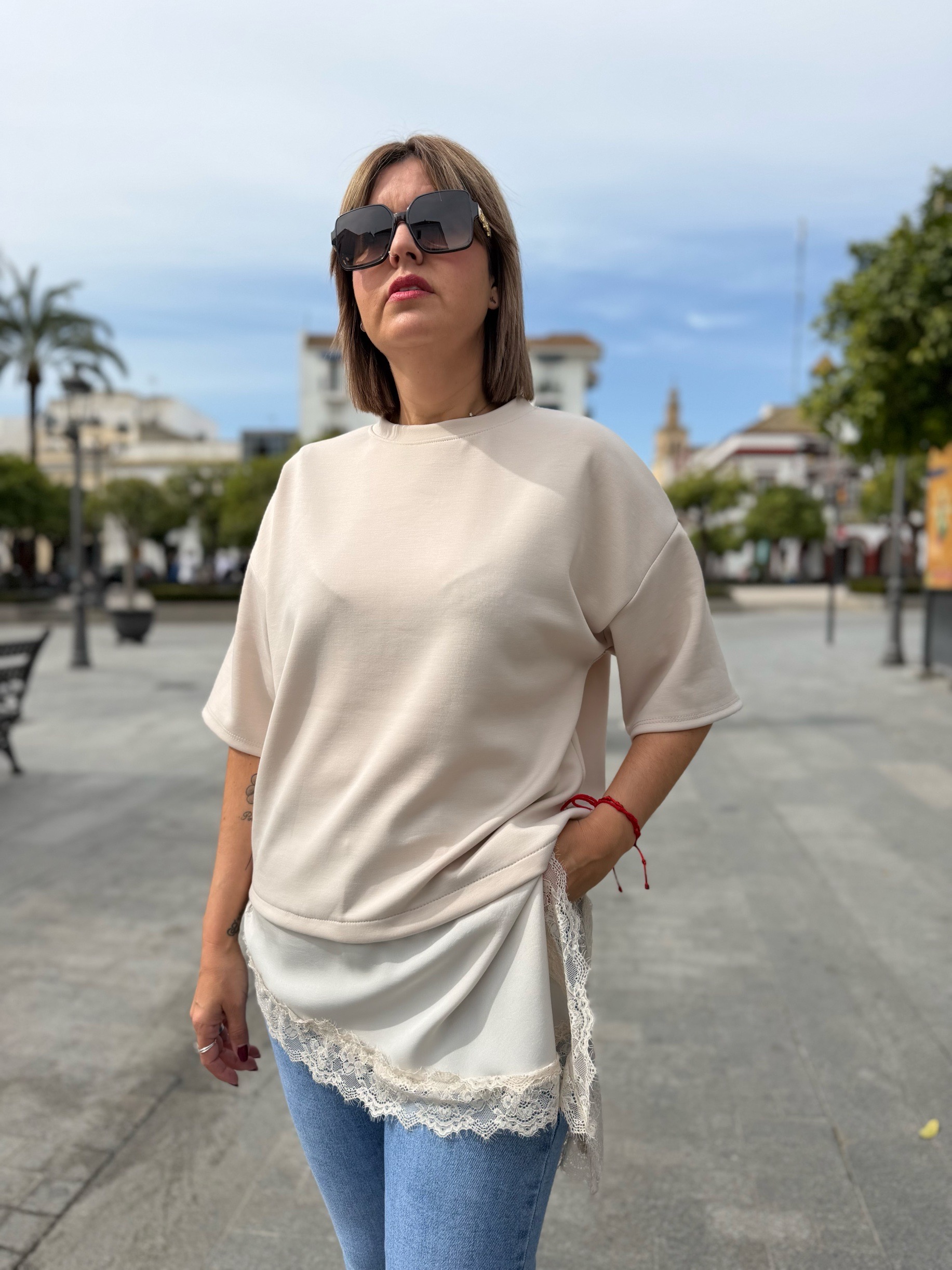 Camiseta desigual encaje beige. - Imagen 2