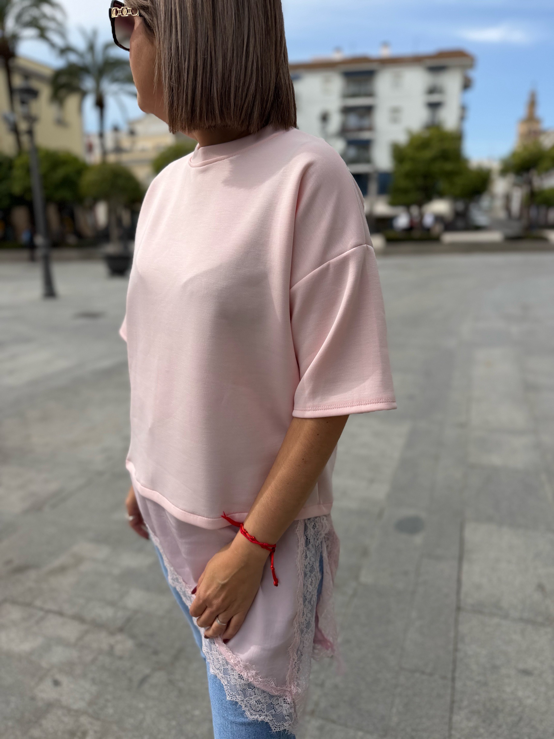 Camiseta desigual encaje rosa. - Imagen 2