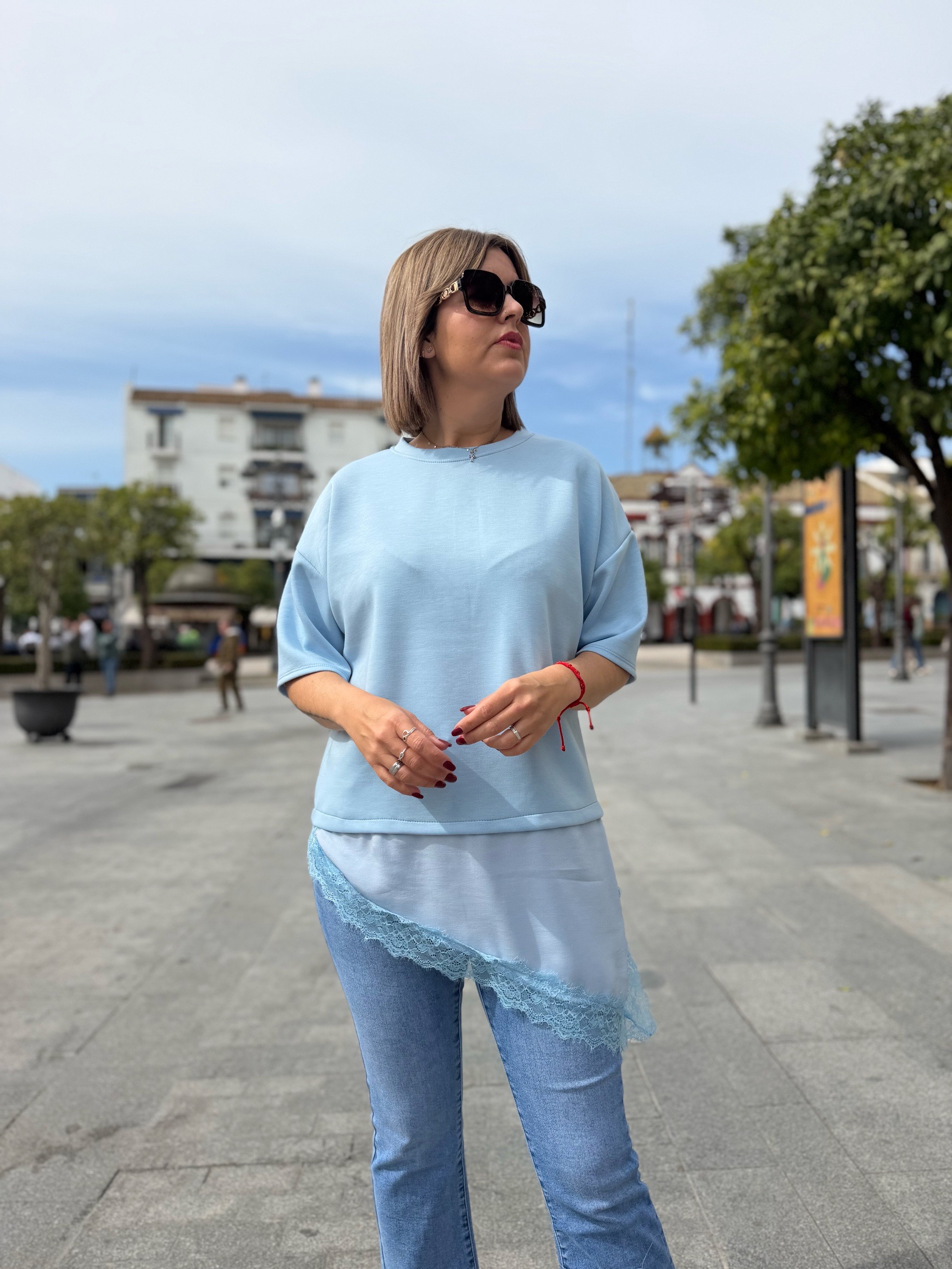 Camiseta desigual encaje celeste. - Imagen 3