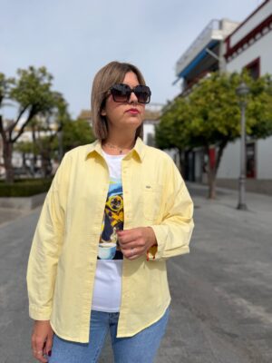 Sobre camisa verano amarilla.