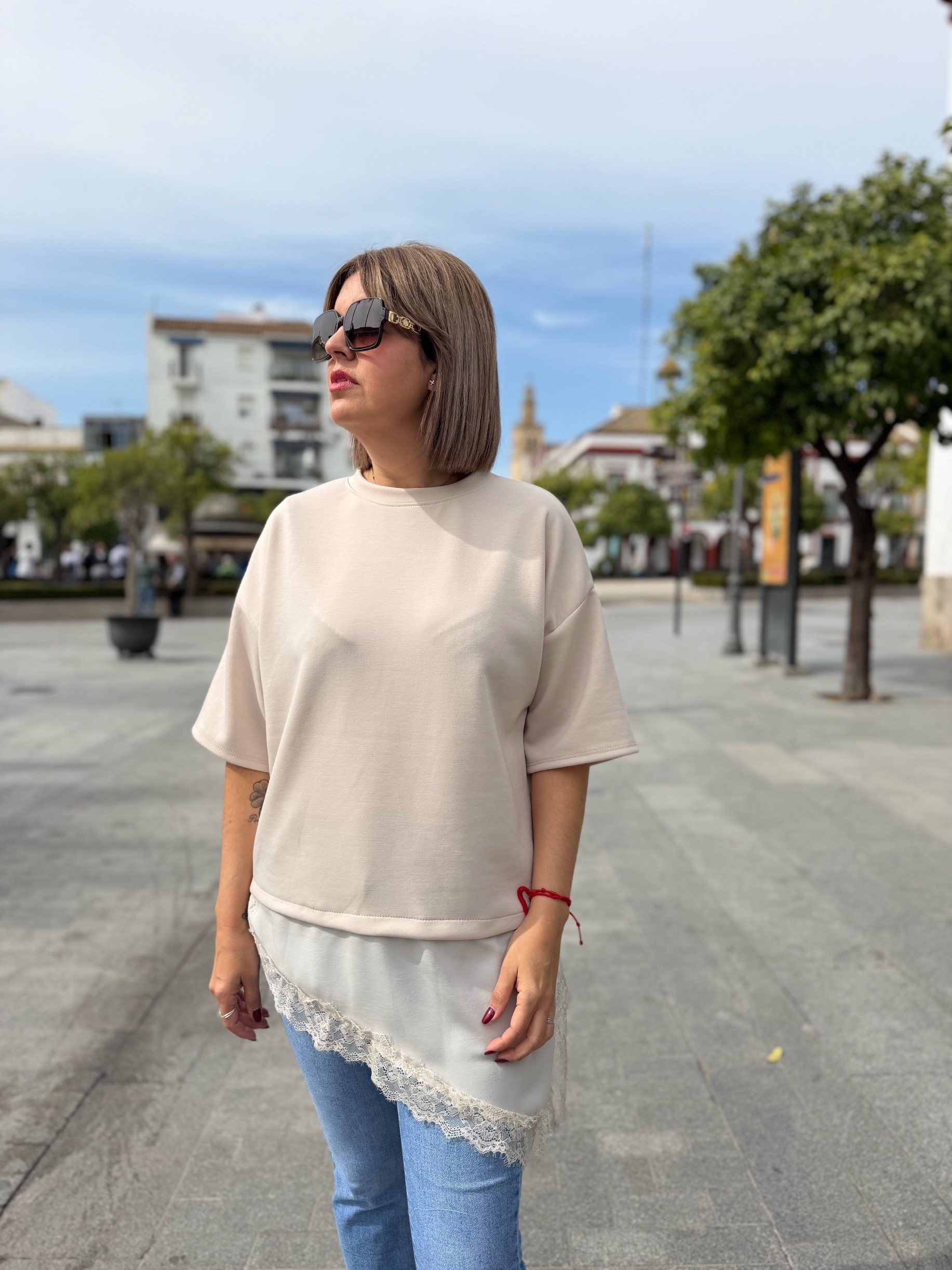 Camiseta desigual encaje beige. - Imagen 4