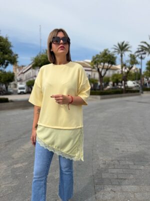 Camiseta desigual encaje amarilla.