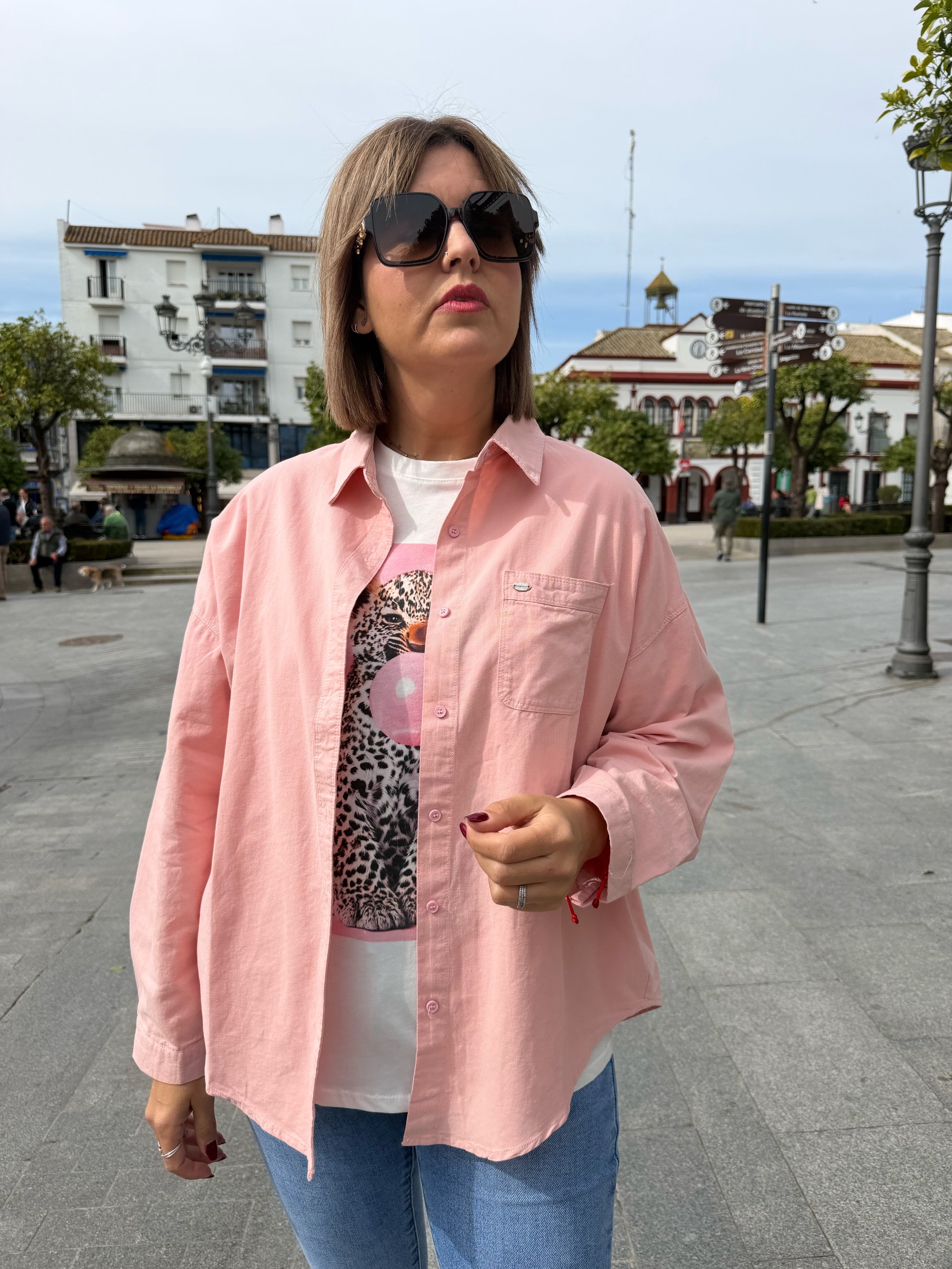 Sobre camisa verano rosa. - Imagen 4