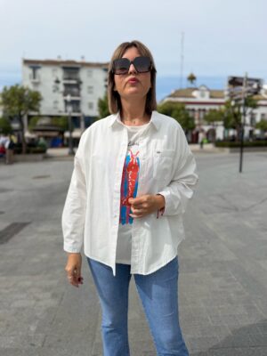 Sobre camisa verano blanca.