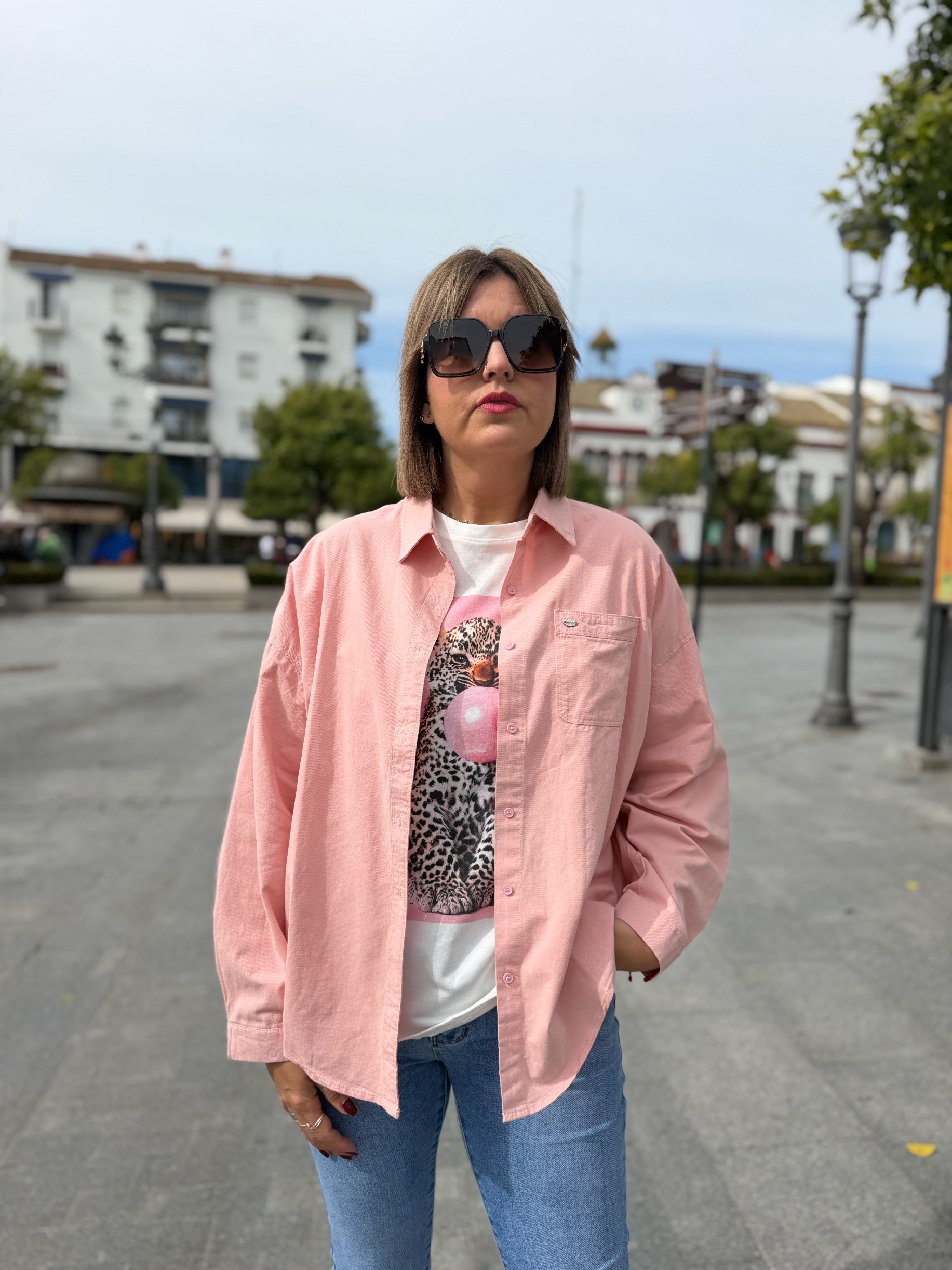 Sobre camisa verano rosa.
