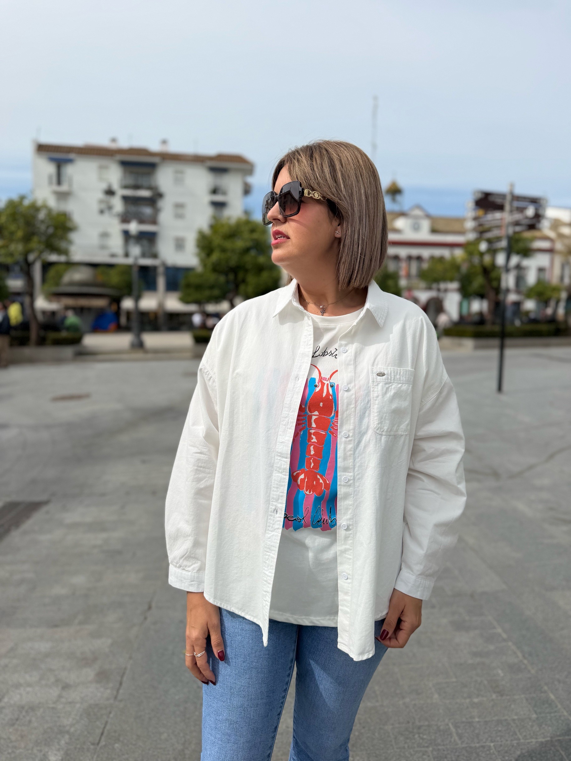 Sobre camisa verano blanca. - Imagen 2