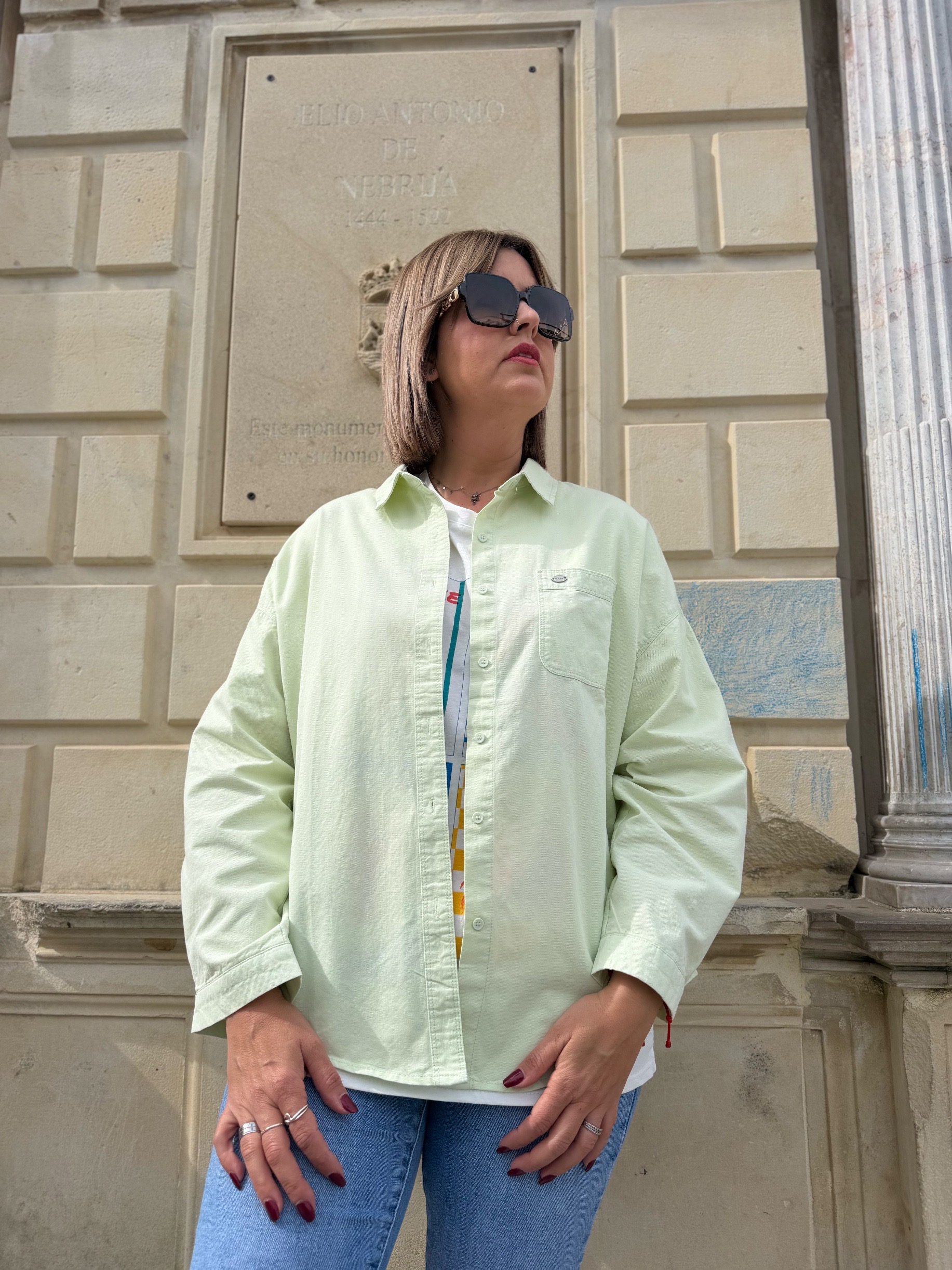 Sobre camisa verano verde manzana.