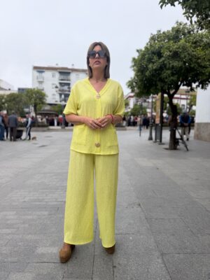 Conjunto Aire fresco tribotón amarillo.