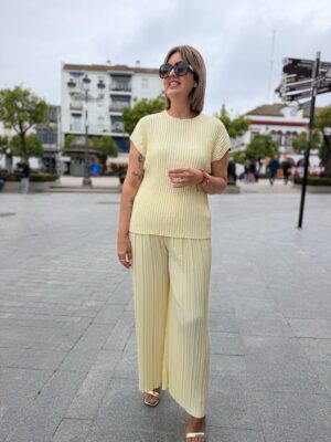 Conjunto plisado amarillo.