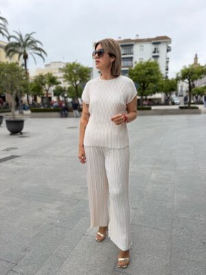 Conjunto plisado beige.