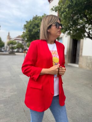 Blazer manga fruncida roja.