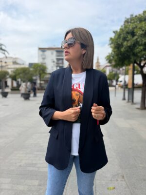 Blazer manga fruncida azul marina.