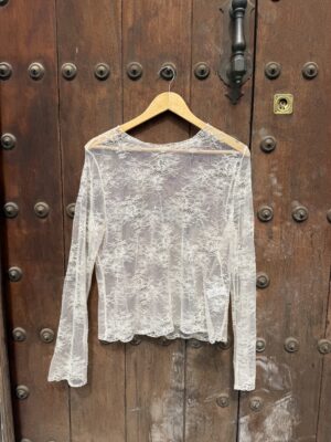 Top encaje beige.