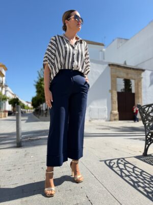 Pantalón Capri azul marino.