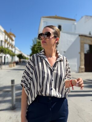 Camisa Martina azul marino.