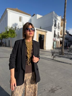 Blazer manga fruncida negra.