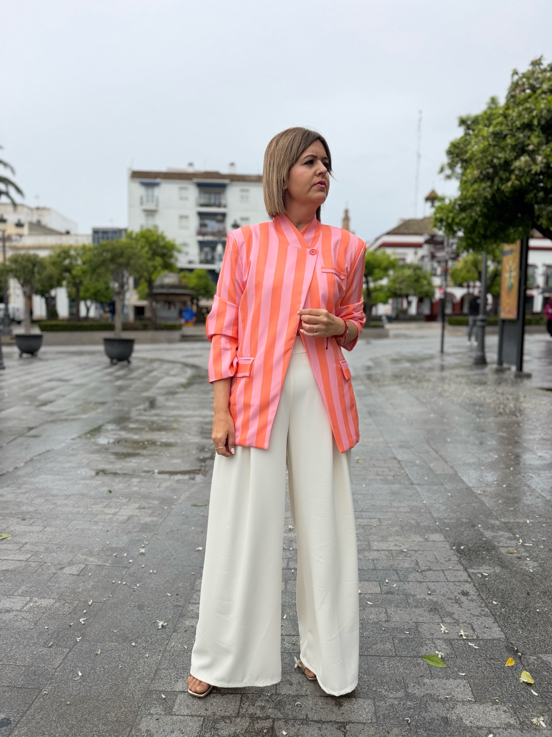 Blazer cuello botón rayas.