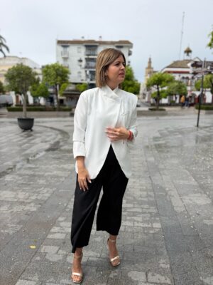 Blazer cuello botón blanca.