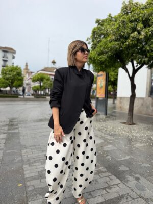Pantalón balón vestir lunares negros.