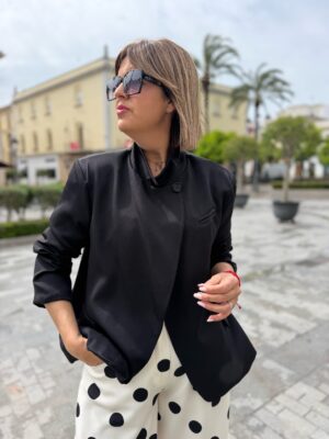 Blazer cuello botón negra.