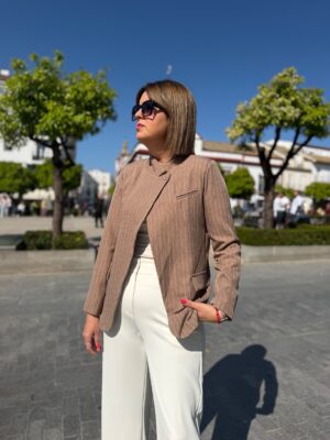 Blazer cuello botón rallita camel.