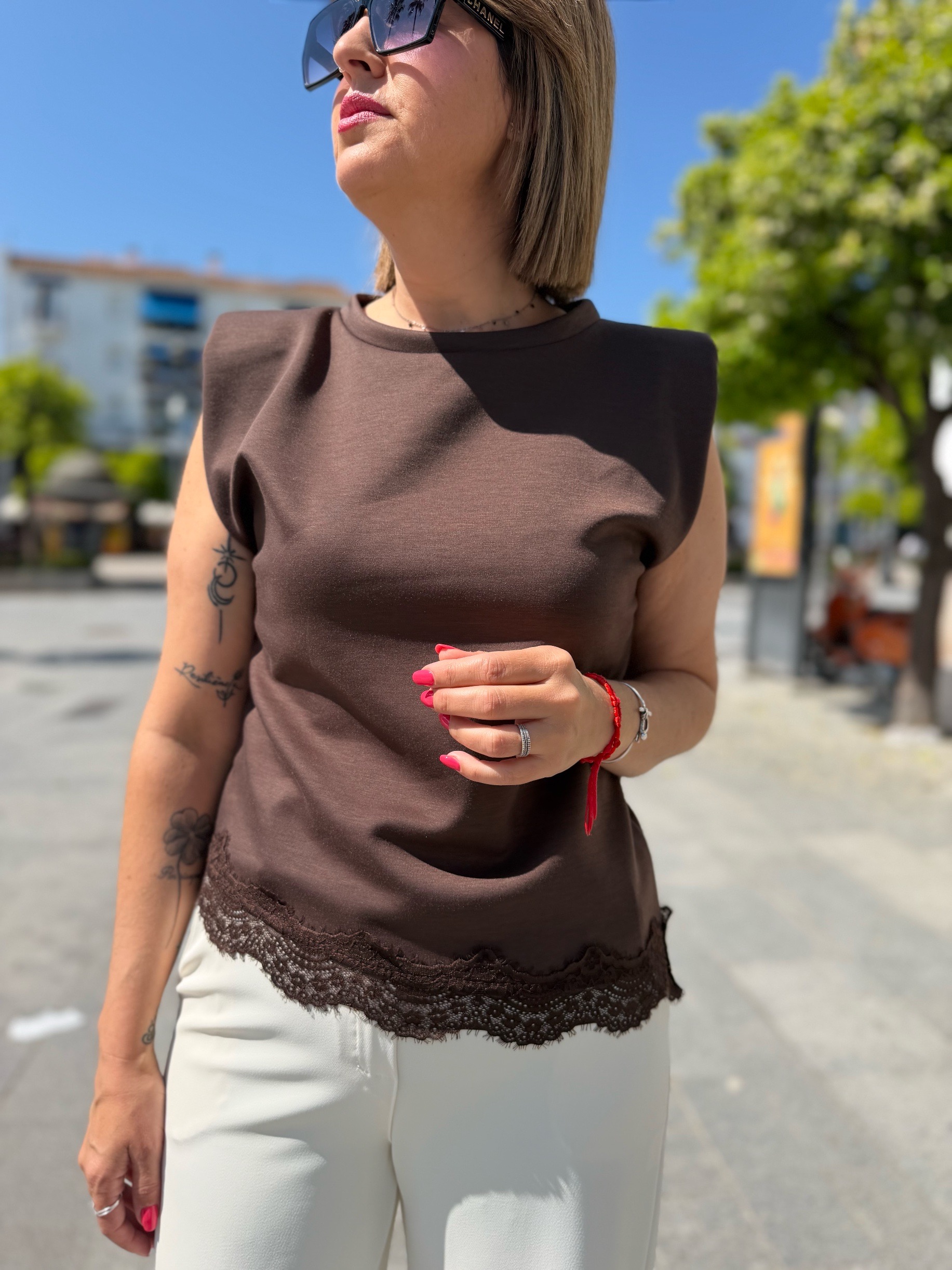 Camiseta hombreras y encaje marrón.