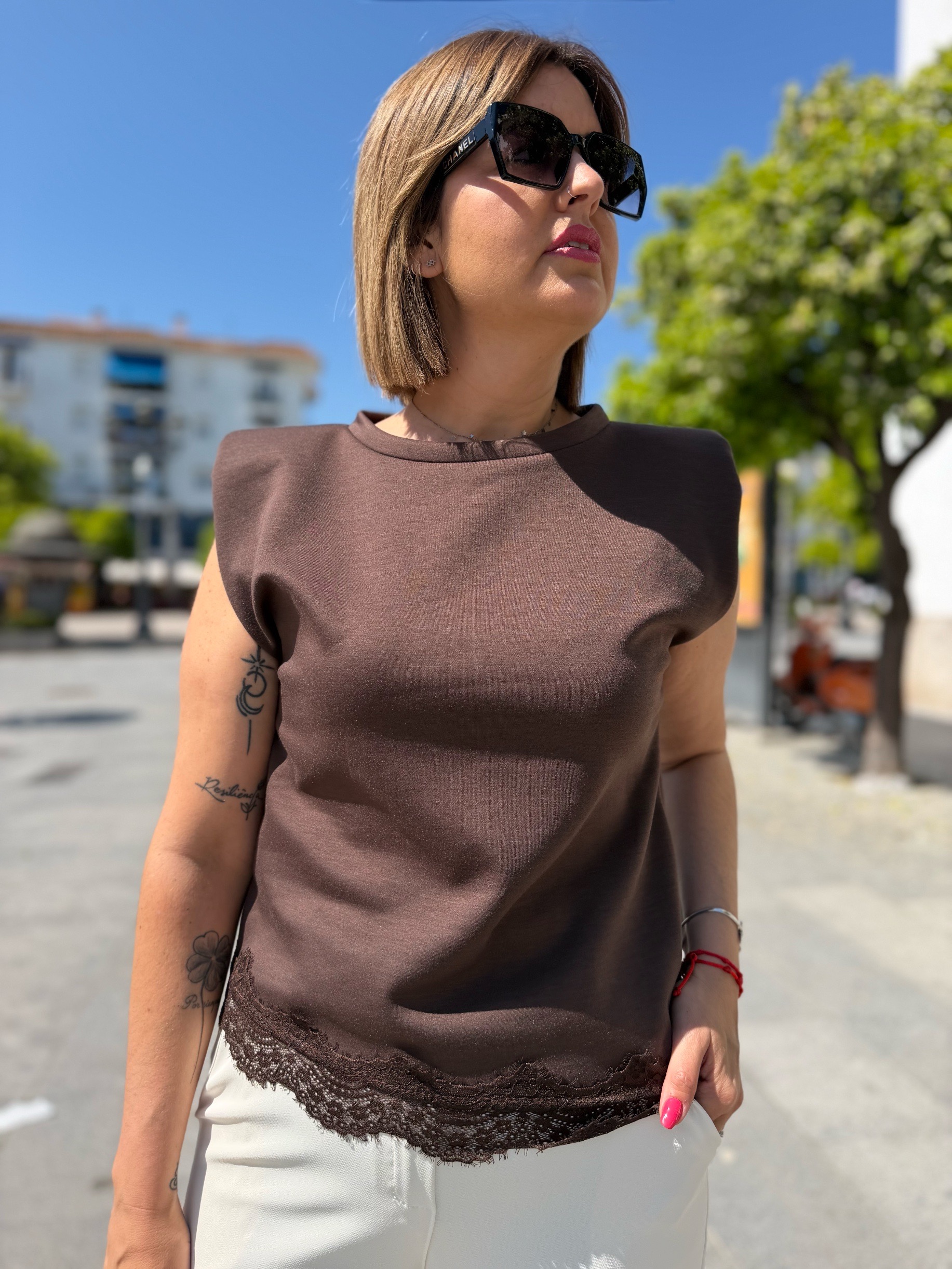 Camiseta hombreras y encaje marrón. - Imagen 3