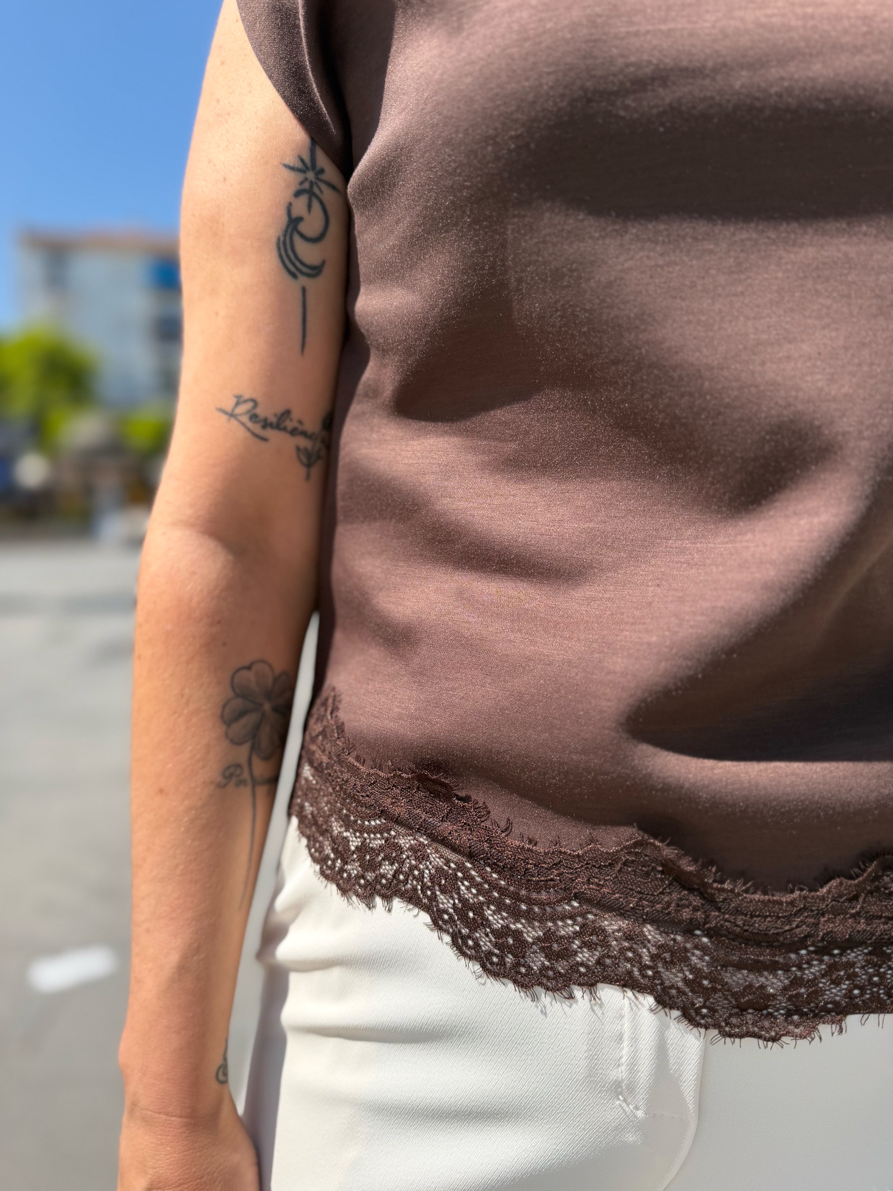 Camiseta hombreras y encaje marrón. - Imagen 2