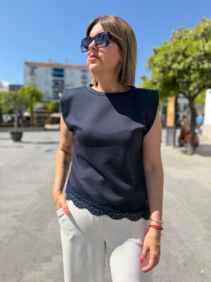 Camiseta hombreras y encaje marino.