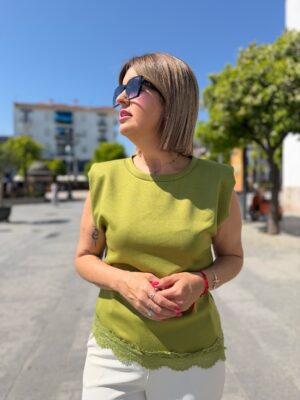 Camiseta hombreras y encaje verde.