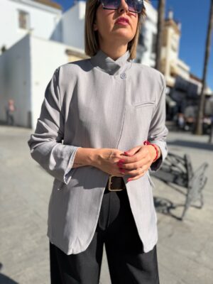 Blazer Milán raya diplomática gris.