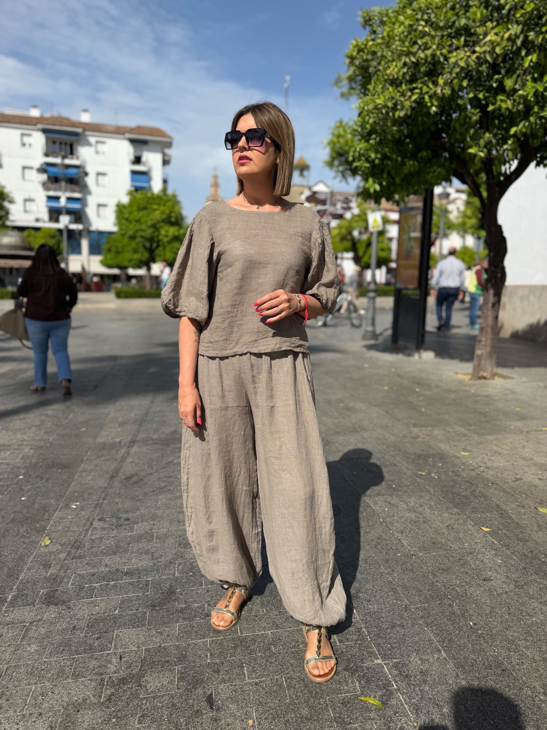 Conjunto lino Aura taupe.