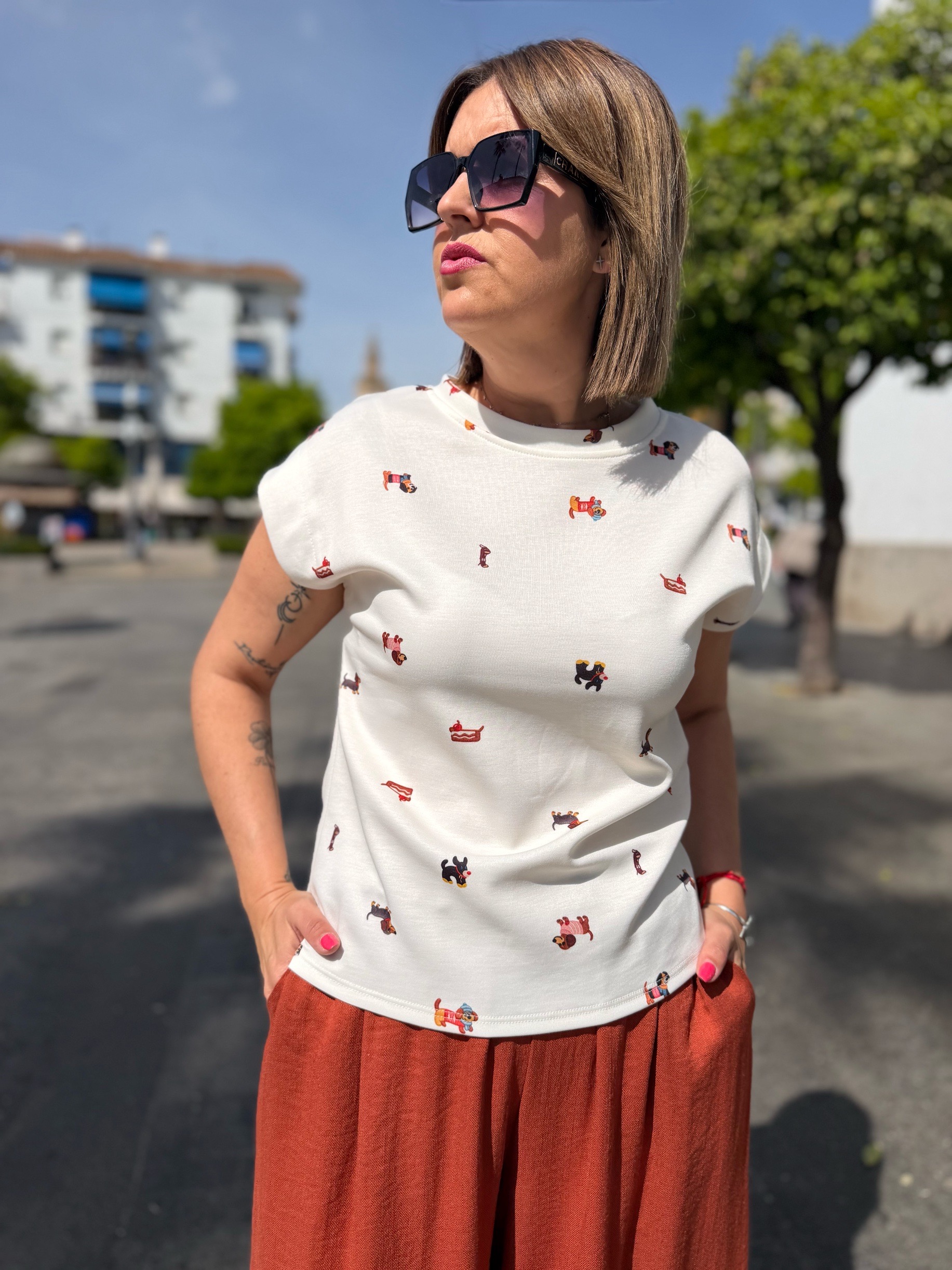 Camiseta mini perritos salchicha.