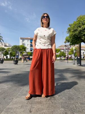 Pantalón recto fluido teja.