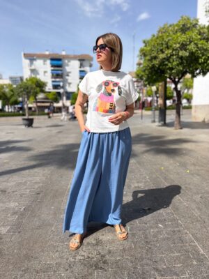 Pantalón recto fluido celeste.