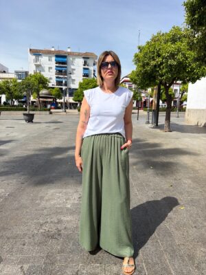 Pantalón recto fluido verde.