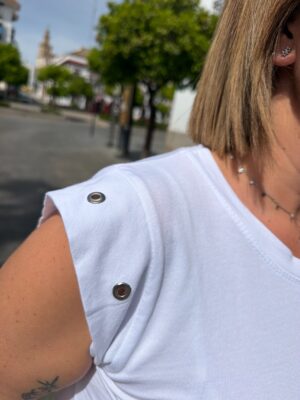 Camiseta hombro tachuelas.
