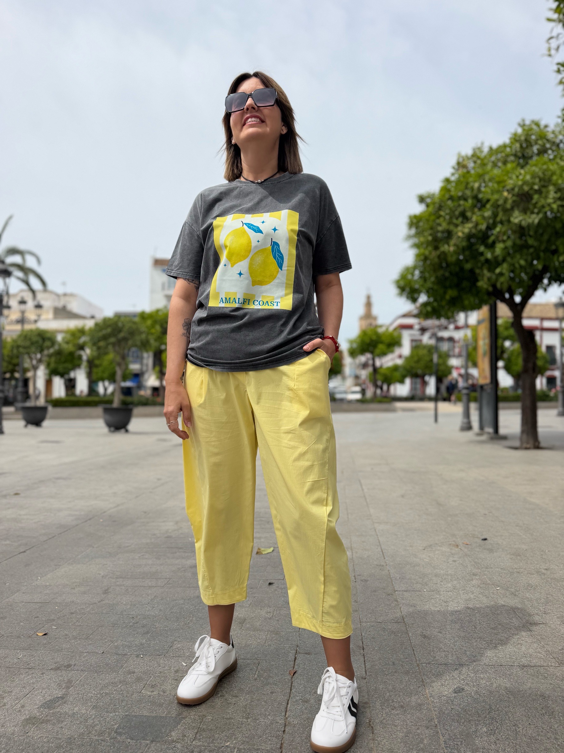 Pantalón relax fit amarillo. - Imagen 4