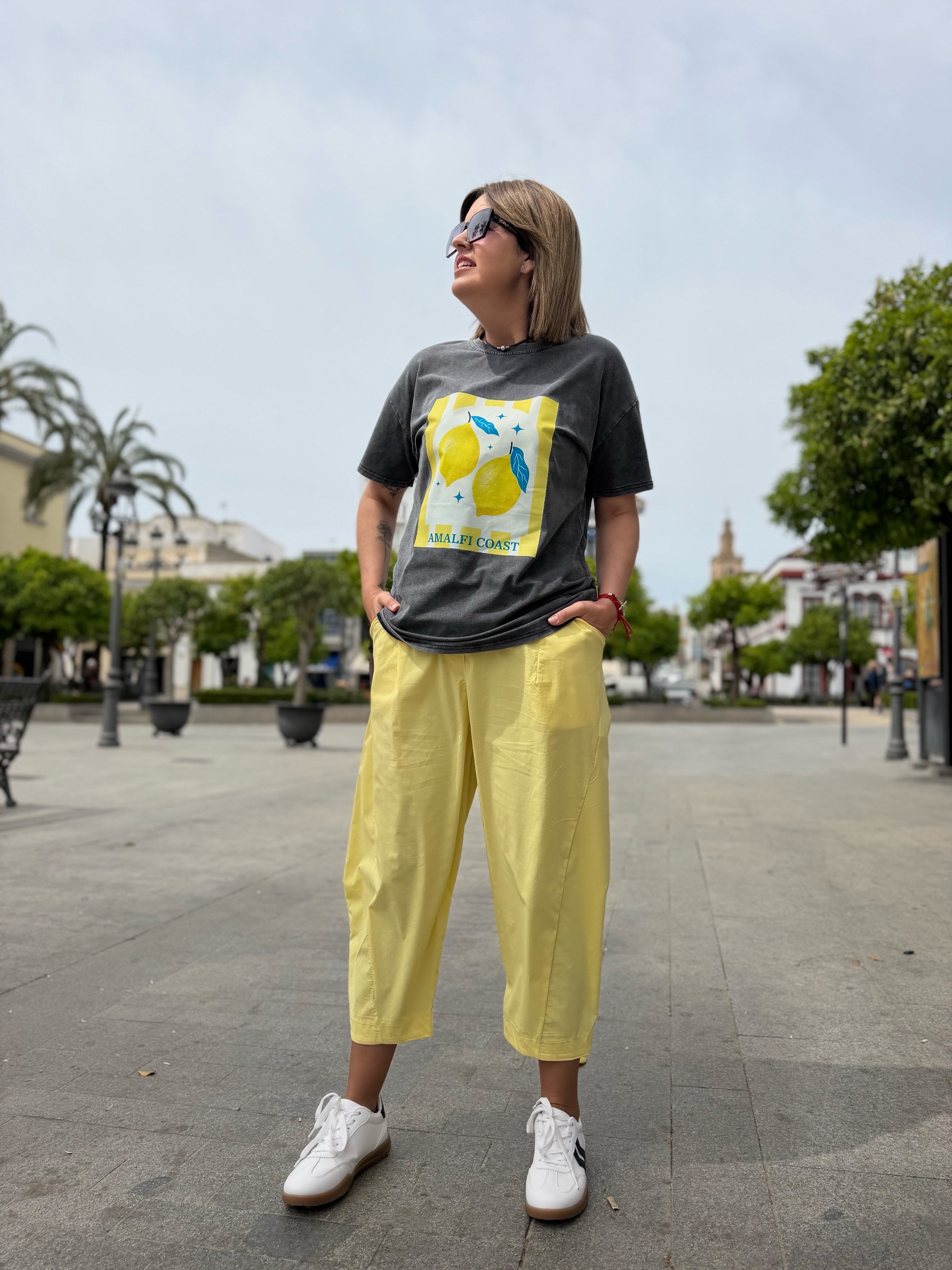 Pantalón relax fit amarillo.