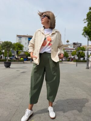 Pantalón relax fit bolsillos beige.