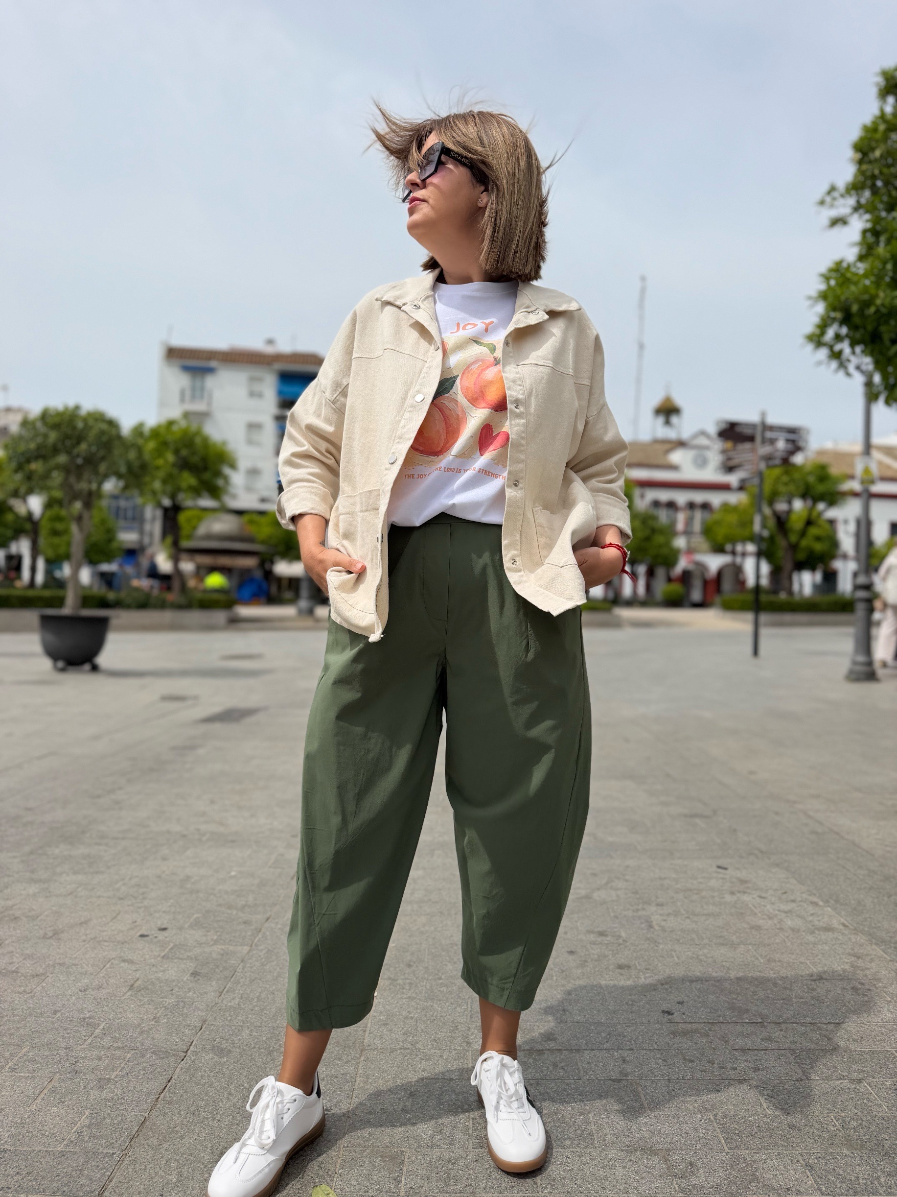 Pantalón relax fit bolsillos beige.