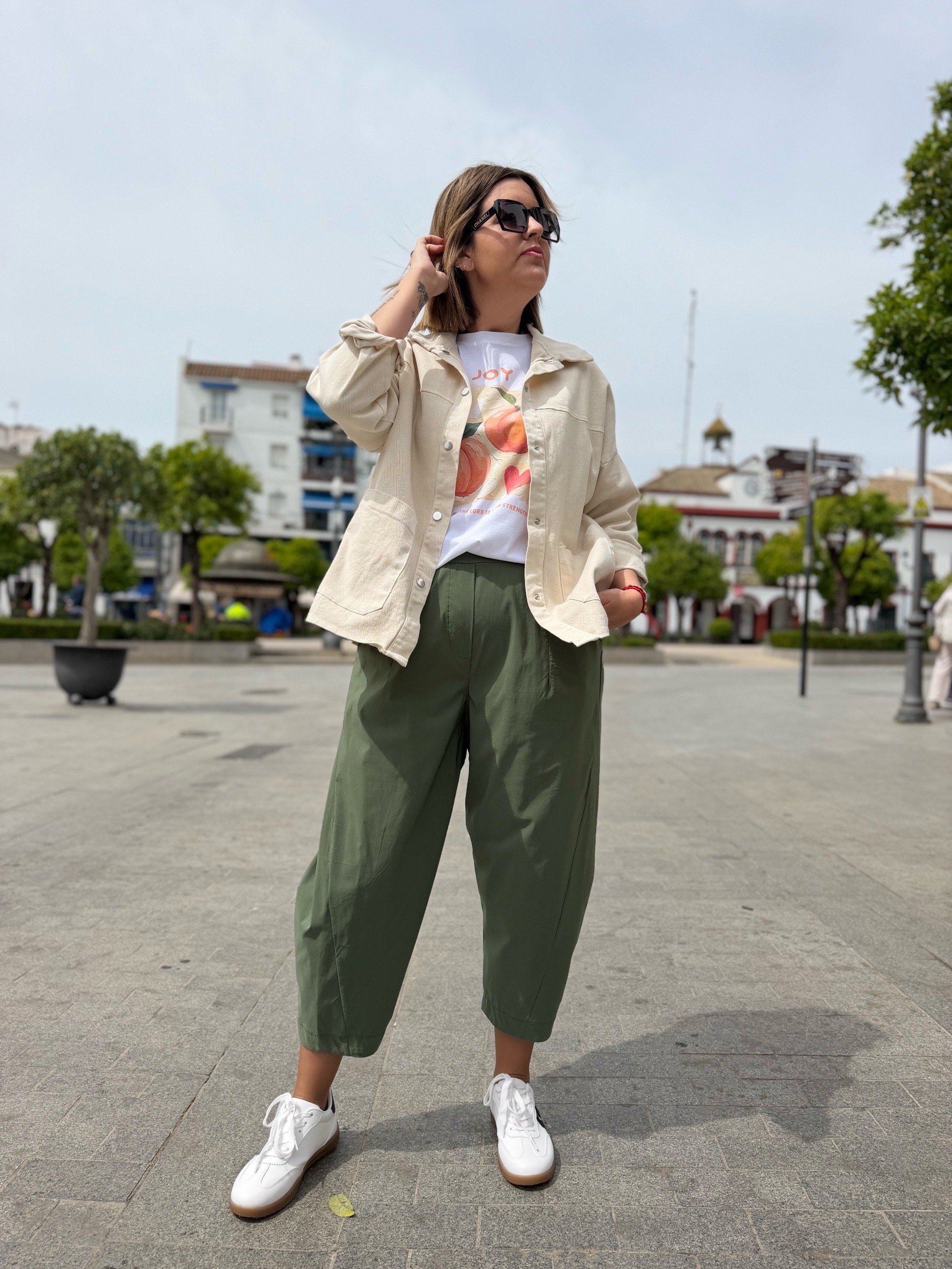 Pantalón relax fit bolsillos beige. - Imagen 3