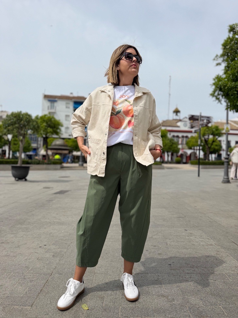 Pantalón relax fit bolsillos beige. - Imagen 2