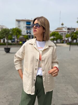 Sobre camisa denim bolsillos beige.