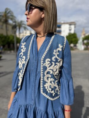 Chaleco denim bordado.