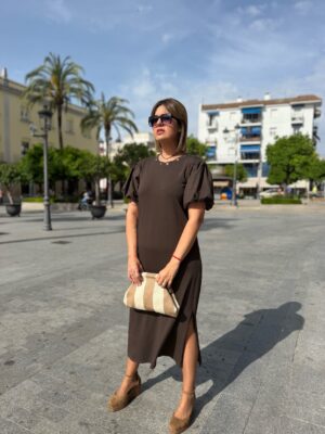 Vestido cuello tachuela chocolate.