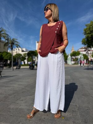 Pantalón tachuelas blanco.